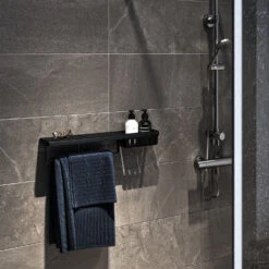 Planchet Met Handdoekrek En Douchemand Geesa Frame Zwart -Grohe Verkoopwinkel planchet met handdoekrek en douchemand geesa frame zwart sfeer 1