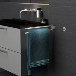 Tiger Noon Handdoekenrek 2 Arming RVS Geborsteld 8x5x45 Cm -Grohe Verkoopwinkel tiger noon handdoekenrek 2 arming rvs geborsteld 8x5x45 cm sfeer